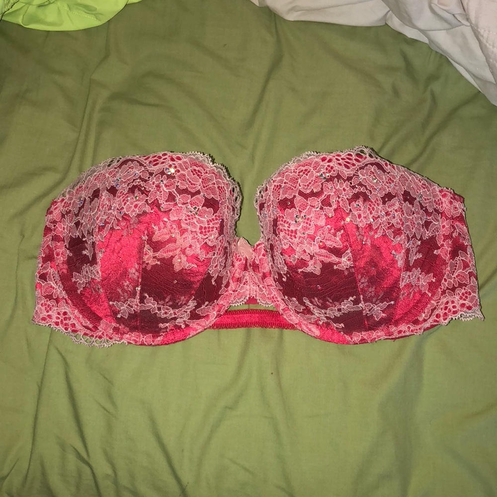 red Lace strapless  bra